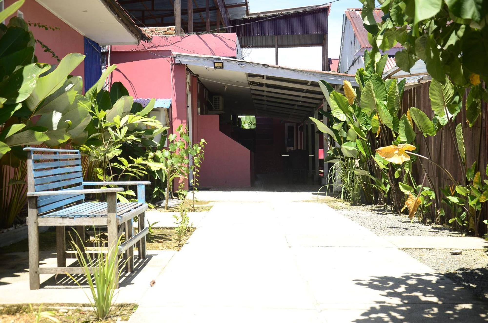 Baronda Guest House Sorong Exterior foto